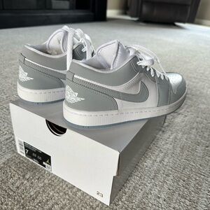 NWT - Nike Air Jordan 1 Low | White / Aluminum / Wolf Grey | Size W 7